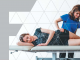 Fizjoterapeutka bada leżącą na boku pacjentkę