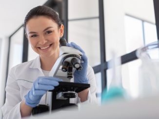 Młoda-kobieta-naukowiec-pracujacy-z-mikroskopem